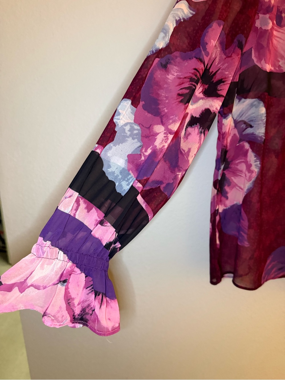 White House Black Market Pink and Purple Floral V-Neck Blouse - Picture 3 of 7